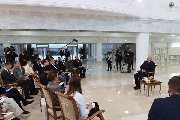 О войне и мире, геополитике и реакции на экономические провокации. Подробности трехчасового интервью Лукашенко
